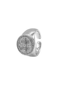 Sølvring med en sirkulær, strukturert fronte som har inngravert symboler og bokstaver. Ringen har en bred og jevn band med åpen bak.