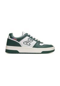 Grüne und weiße Leder-Sneaker mit perforierten Details, Schnürung, Logo-Patch und einem kleinen Flaggenakzent. Mit einer dicken weißen Sohle.