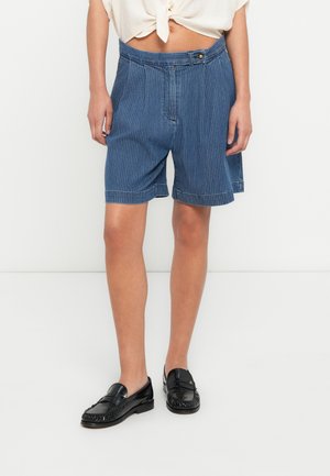 Shorts in denim con righe sottili verticali, vita media, passanti per cintura e chiusura con un singolo bottone. Taglio sopra il ginocchio con vestibilità comoda.