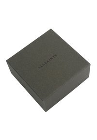 Scatola quadrata di colore grigio scuro con una finitura texturizzata. La parte superiore presenta un testo in rilievo che dice "ALLSAINTS" in un carattere semplice.