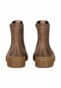 Botas de cuero marrón hasta el tobillo con un acabado texturizado, paneles laterales elásticos y una suela de goma con un agarre estampado.