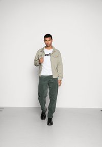 Levi's® RELAXED FIT - Apdrukāts T-krekls - poster white