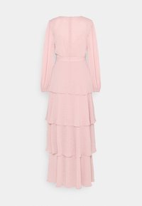 Robe rose à manches longues avec volants superposés, tissu texturé et accents brillants subtils, dotée d'une taille cintrée et d'une fermeture éclair au dos.