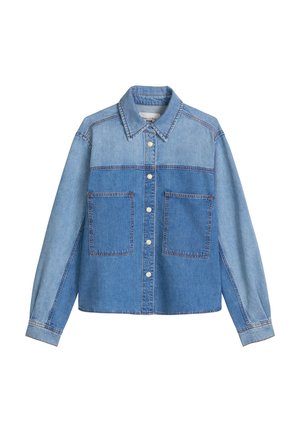 Chemise en denim bicolore à manches longues avec fermeture à boutons, grandes poches poitrine et col pointu, présentant des panneaux bleu clair et bleu moyen.