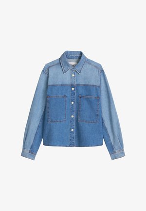 Chemise en denim bicolore à manches longues avec fermeture à boutons, grandes poches poitrine et col pointu, présentant des panneaux bleu clair et bleu moyen.