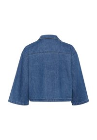 Skrajšana jeans jakna, modre barve, z širokimi rokavi, klasičnim ovratnikom in detajlom na hrbtu. Gladka tekstura z vidnimi šivi.