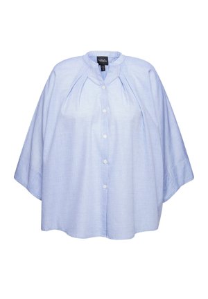 Camicia oversized azzurro chiaro con bottoni, realizzata in tessuto testurizzato. Presenta un colletto rotondo, dettagli con pieghe e maniche corte e larghe.