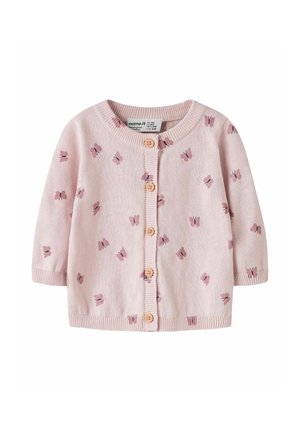 Gilet bébé rose clair à manches longues, boutons en bois et motif de petits papillons roses dispersés sur le tissu.