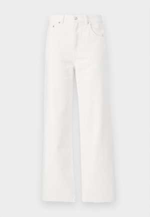 Calças largas de ganga branca com alta cintura, cinco bolsos e fecho de botão. Apresentam linhas limpas e uma textura suave.