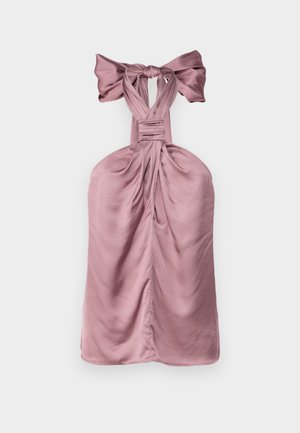 Abito halter di un rosa chiaro con un fiocco annodato al collo, caratterizzato da dettagli di tessuto arricciato, texture liscia e una silhouette aderente.
