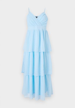 Hellblaues, gestuftes Kleid mit V-Ausschnitt und dünnen Trägern, aus einem leichten Stoff, der ein dezentes Pünktchenmuster aufweist.