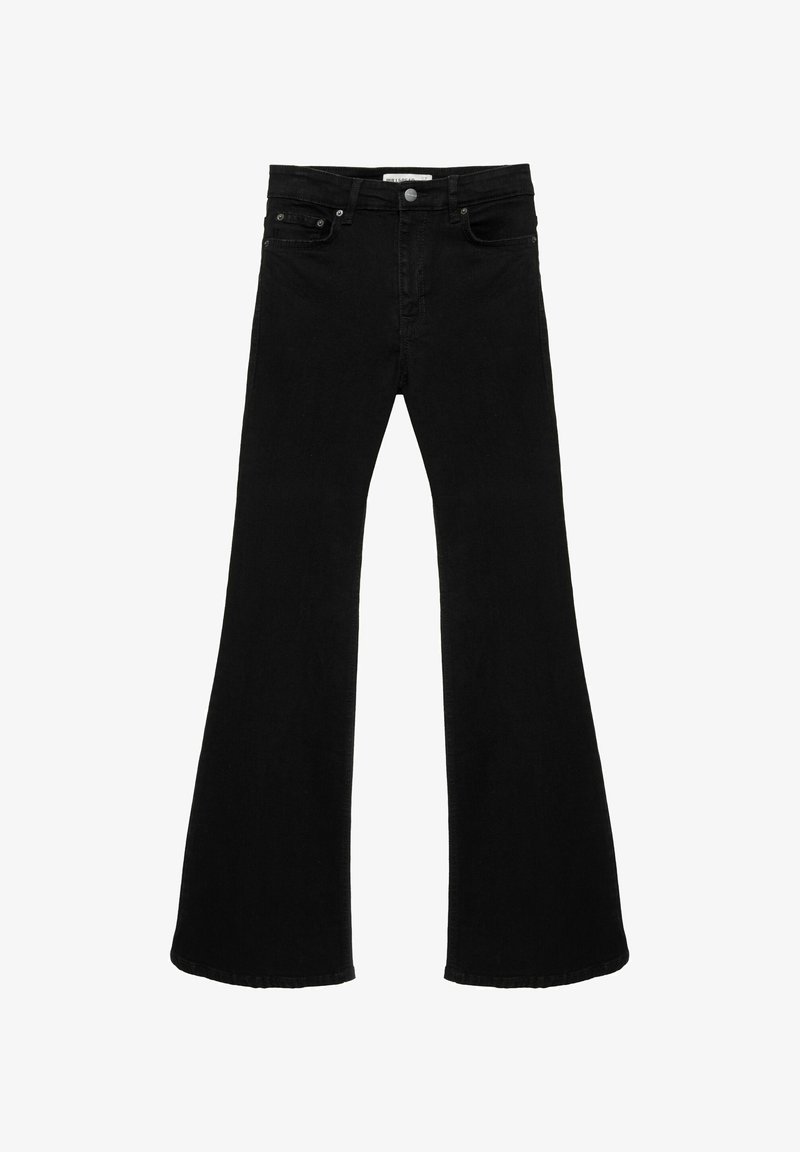 Jean en denim noir avec jambes évasées, fermeture par bouton et zip, poches avant et arrière, et passants de ceinture.