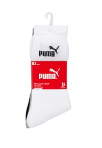Weiße Baumwollsocken mit Rippstruktur und schwarzem Puma-Logo. Im Pack sind drei Paar enthalten; Größe EU 39-42. Roter Ärmel zeigt Produktdetails.