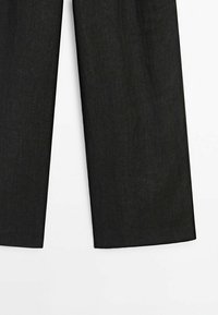 Pantalon noir à jambes larges en tissu texturé, avec un design épuré sans quincaillerie ni accents visibles. Coupe droite sur mesure.