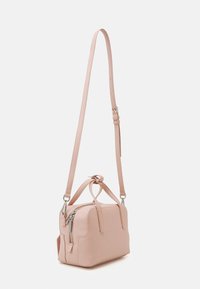 Calvin Klein MUST BOWLING BAG - Mala de mão - desert rose