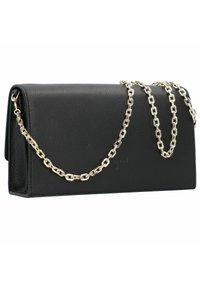 Pochette en cuir noir texturé avec une bandoulière en chaîne dorée. Forme rectangulaire avec un rabat et un logo embossé. Fini lisse.