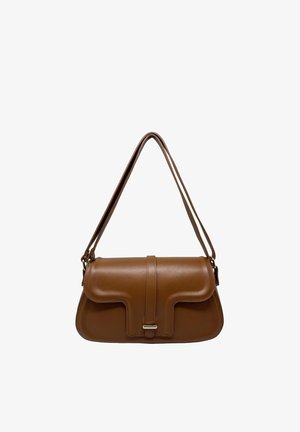 Borsa a tracolla in pelle marrone con chiusura a patta e una singola tracolla regolabile, con dettagli in metallo dorato discreto.
