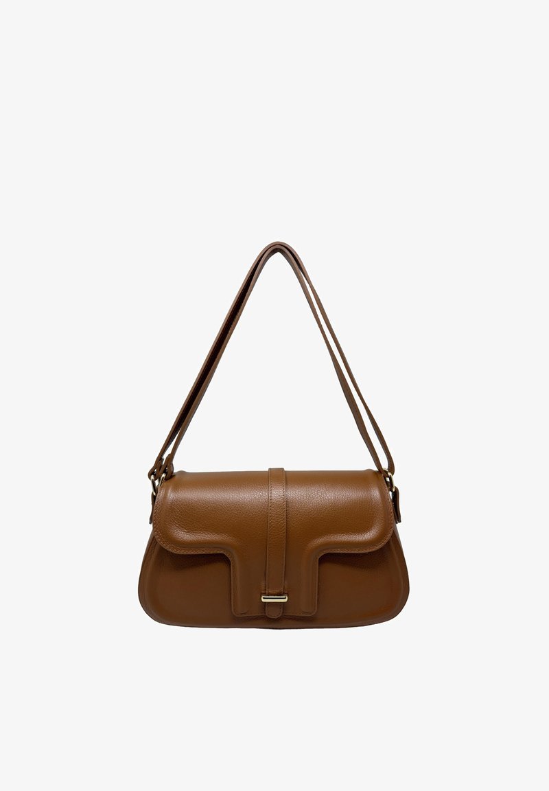Borsa a tracolla in pelle marrone con chiusura a patta e una singola tracolla regolabile, con dettagli in metallo dorato discreto.