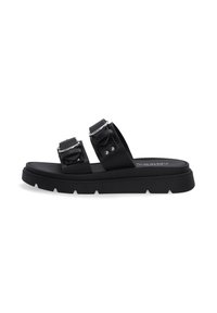Zwarte platte sandalen hebben twee brede banden met gespen en een stevige rubberen zool, gepositioneerd op een effen witte achtergrond.