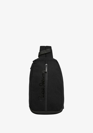 Melna auduma plecu soma ar priekšējo rāvējslēdzēju, ar reljefu apdrukātu logo, regulējamu siksniņu un kompakto dizainu vieglai pārvadāšanai.