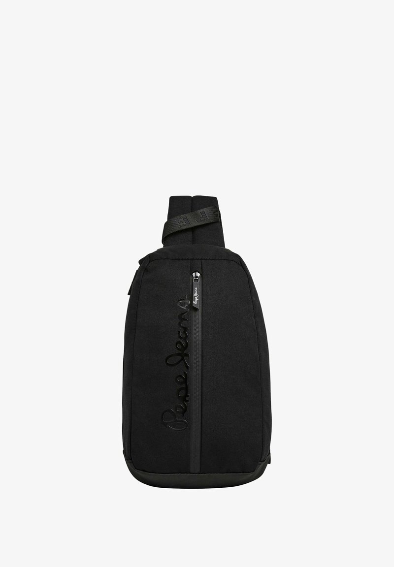 Svart tygs-benpack med en främre dragkedja, som har en präglad logga, justerbar rem och en kompakt design för enkel transport.