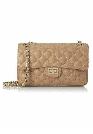 Sac à bandoulière en simili cuir beige matelassé avec une chaîne dorée et un fermoir rectangulaire, présentant de subtils détails de couture.