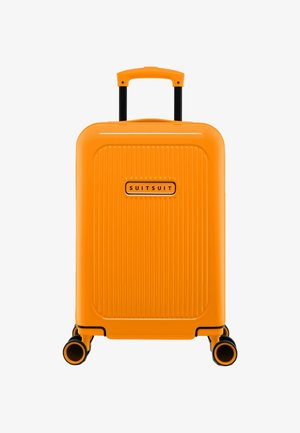 Harde oranje koffer met verticale ribbeltextuur, zwarte handgreep en wieltjes. Duurzaam materiaal met merklogo aan de voorkant.