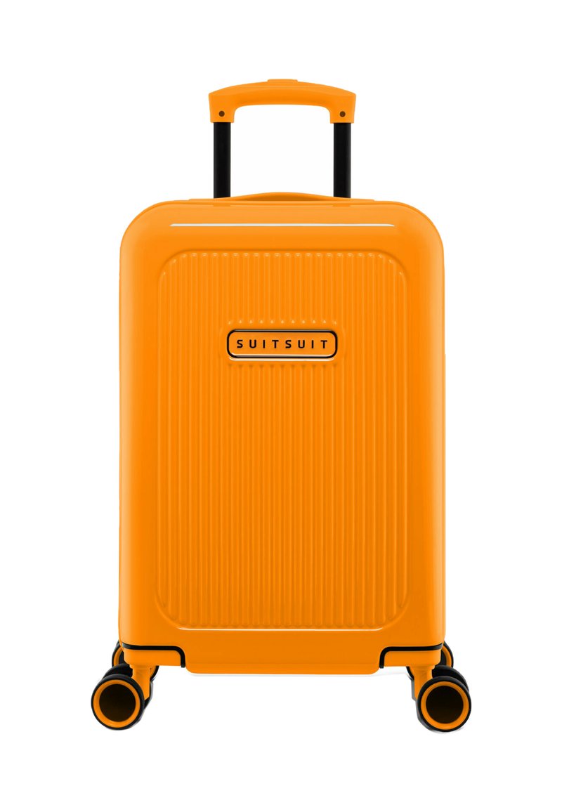 Harde oranje koffer met verticale ribbeltextuur, zwarte handgreep en wieltjes. Duurzaam materiaal met merklogo aan de voorkant.