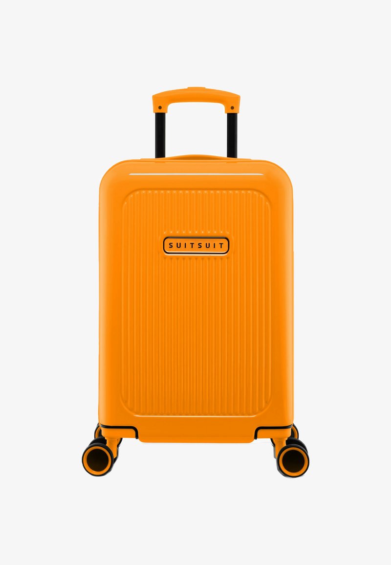 Harde oranje koffer met verticale ribbeltextuur, zwarte handgreep en wieltjes. Duurzaam materiaal met merklogo aan de voorkant.