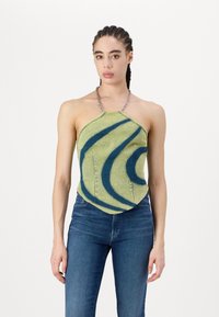 Top con scollo all'americana realizzato in tessuto verde con motivi a vortice blu. Presenta una tracolla metallica e una silhouette aderente.