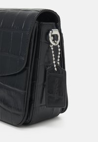 COACH EMBOSSED CASSIE CROSSBODY 19 - Bandolera - black