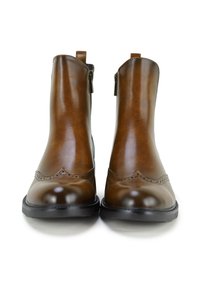 Braune Leder-Stiefeletten mit glänzender Oberfläche, dekorativer Lochmusterverzierung, elastischen Seitenteilen und einer schwarzen Gummisohle.