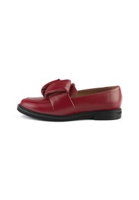 Rode leren loafers met een opvallende strik aan de voorkant, vlakke zwarte zool en een gladde textuur. De zijaanzicht toont een gestroomlijnd ontwerp.