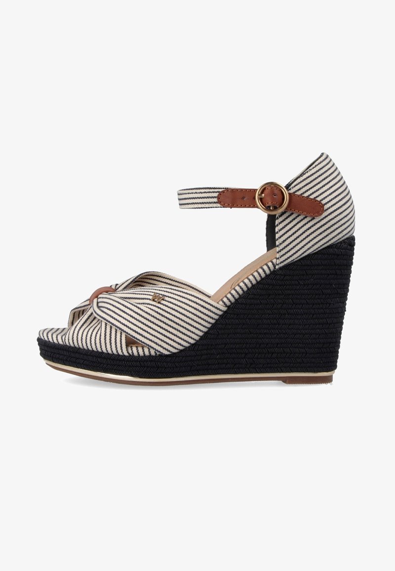 Sandalo con zeppa a strisce in una combinazione di colori beige e navy, superiore in tessuto, cinturino alla caviglia regolabile e piattaforma intessuta nera testurizzata.