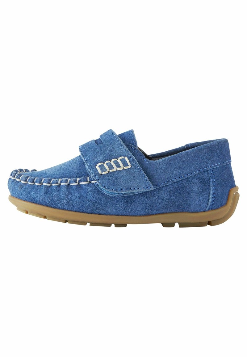 Mocassin bleu en daim avec un bout arrondi, des coutures décoratives et une sangle Velcro. Dispose d'une semelle en caoutchouc pour plus d'adhérence.