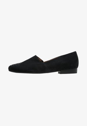 Chaussure en daim noir à enfiler avec un bout pointu, un talon plat et ornée de subtils embellissements à l'avant. Texture lisse, design minimaliste.