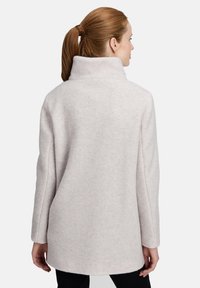 Hellgrauer Wollmischungs-Mantel mit hohem Kragen, schlankem Design und langen Ärmeln, der eine weiche, strukturierte Oberfläche und keine sichtbaren Beschläge aufweist.