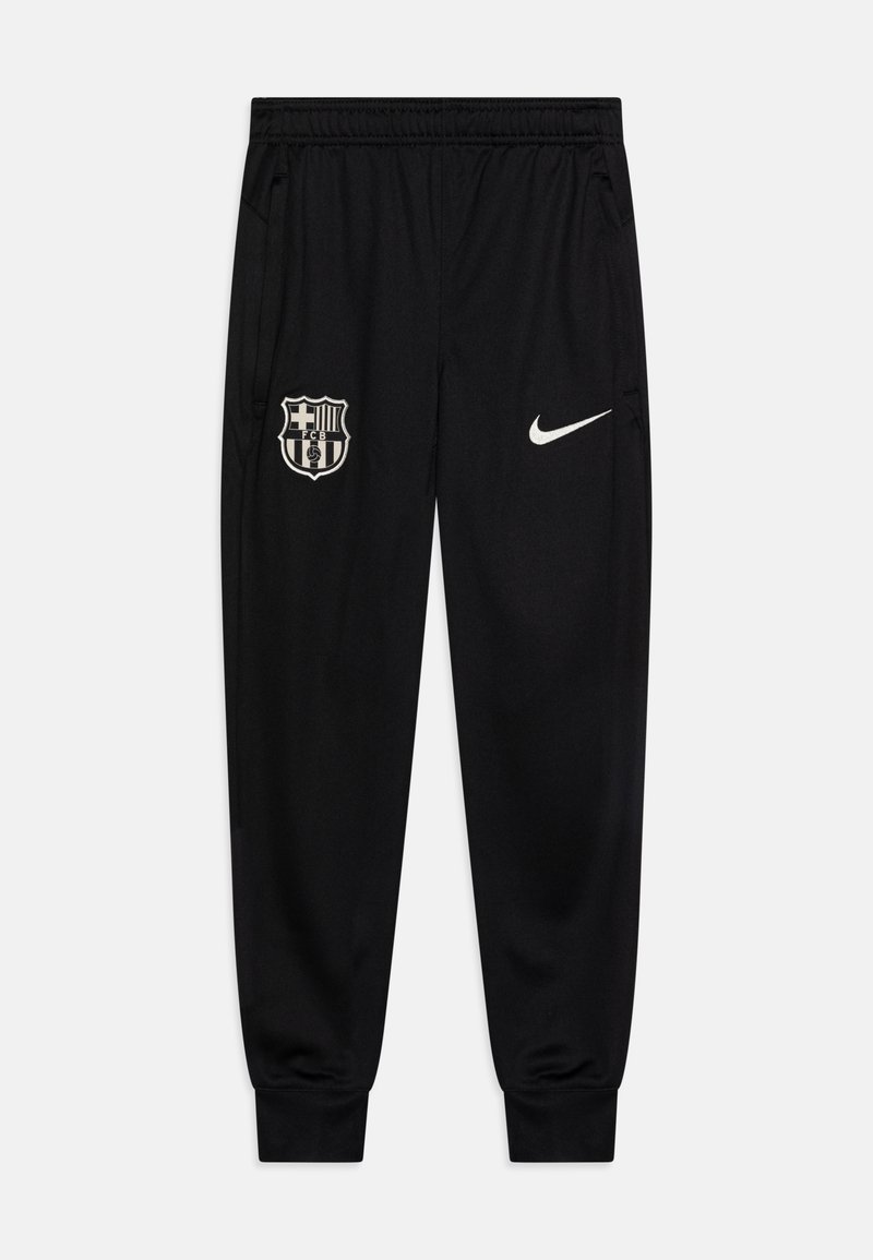 Pantalones deportivos negros con un prominente logo del club Barcelona y un swoosh blanco de Nike. Fabricados con un material suave y ligero, con puños ajustados.