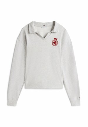 Lichtgrijze sweatshirt met een rugbykraag, voorzien van een maroon-embleem op de linkerborst en elastische manchetten, zachte stoffen textuur.