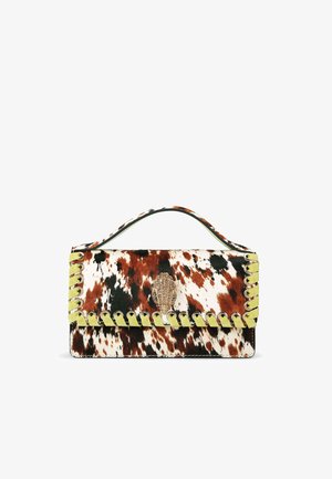 Sac en cuir de vachette avec un motif brun, noir et blanc irrégulier. Il est doté d'une bordure en daim vert et d'un fermoir décoratif en métal en forme de coquillage.