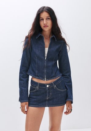Denim jasje en rok set, donkere wassing, cropped ontwerp, voorkant met rits, lange mouwen, zichtbare stiksels, kleine zakken op de rok.