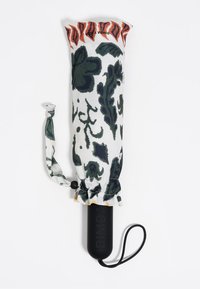 Kokkutõmmatav vihmavari musta käepidemega, millel on silt "BIMBA", kaetud valge kangast kaperiga, millel on rohelised ja oranžid lillemustrid.