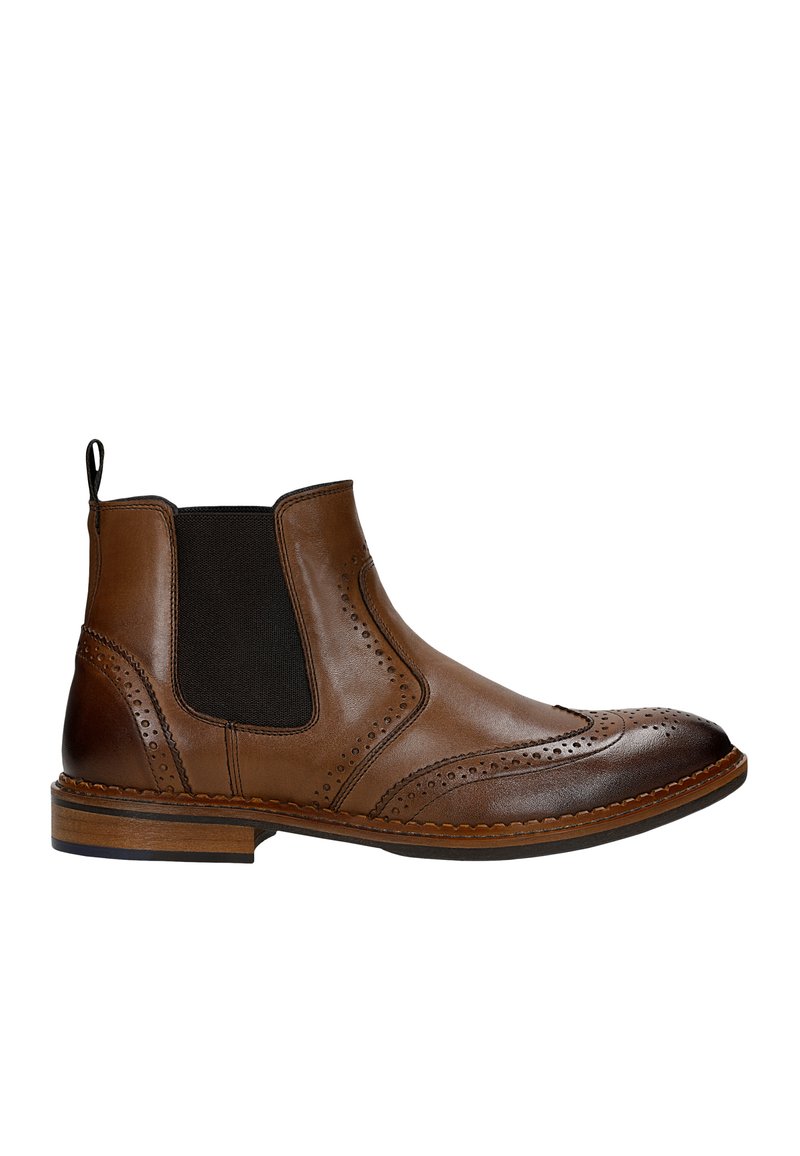 Stivali Chelsea in pelle marrone con dettagli brogue, pannello elastico laterale, linguetta sul retro e tacco in legno. Texture liscia con una finitura lucida.