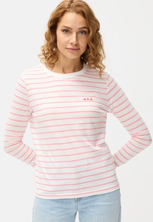 Langärmliges T-Shirt in Weiß mit rosa horizontalen Streifen. Mit runder Ausschnitt und kleinem roten Text "oh la la" auf der Brust.
