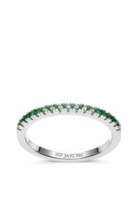 Grön ädelstensring med en slät silverring, som har flera gröna stenar som är inställda i en klolösning runt omkretsen.