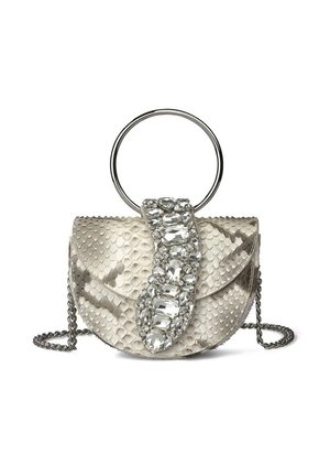 Bolso pequeño con textura de piel de serpiente, correa de cadena plateada, asa circular grande y cierre decorativo con piedras en la parte frontal.