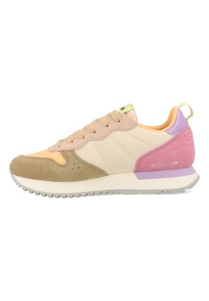 Sneaker atletica con un mix di suede beige, pesca e rosa e tessuto. Presenta una suola in gomma e una linguetta imbottita. Accentuata con un tallone viola.