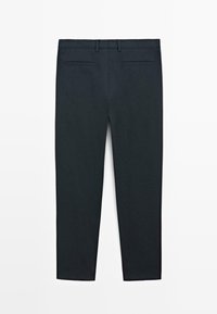 Mörkgrå byxor med slim fit, slät framsida, två bakfickor och en mjuk textur. Tillverkade av en stretchbomullsblandning.