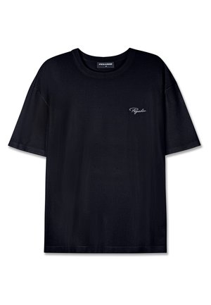 Schwarzes Baumwoll-T-Shirt mit lockerer Passform, rundem Halsausschnitt, kurzen Ärmeln und einem kleinen weißen Logo auf der Brust. Glatte Textur.