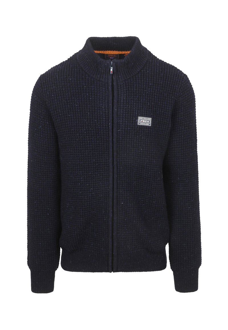 Donkerblauwe gebreide ritscardigan met een opstaande kraag, geribde manchetten en zoom. Voorzien van een klein logopatch op de linkerborst.